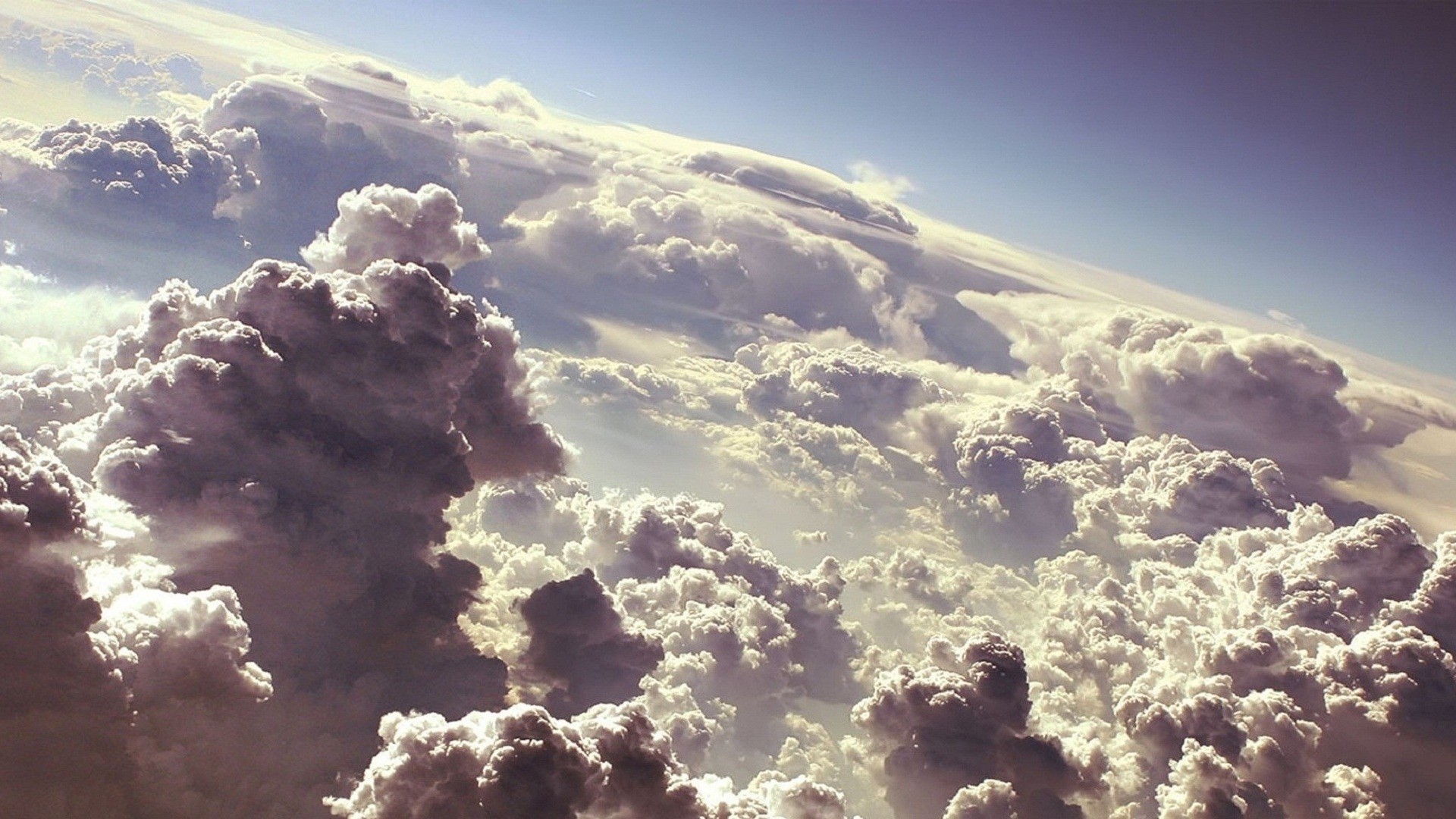 Nature___Clouds_Thick_clouds_over_the_earth_093737_